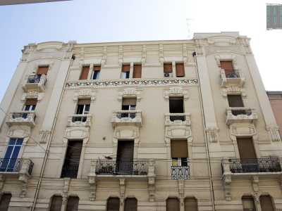 Proseguiamo di qualche metro per raggiungere l�angolo con via Piccinni, dove fa bella mostra di s� uno dei pi� riusciti esempi di liberty di Bari: un palazzo del 1911 caratterizzato da due finte torri laterali aggettanti e da una fascia di piastrelle in ceramica decorata con motivi floreali che funge da parapetto alle finestre dell�ultimo piano